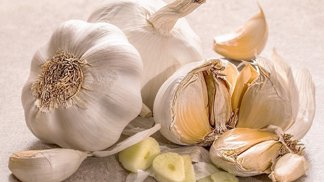 Česnek je sice přírodním antibiotikem, k žaludku se ale moc šetrně nechová. Je tedy vždy lepší ho tepelně zpracovat.