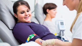 Myslíte, že se vás dárcovství krve netýká? Pokud bychom se podívali na statistiky, pak každý z nás potřebuje za svůj život průměrně 4x krevní transfuzi a 12x lék vyrobený z krve.