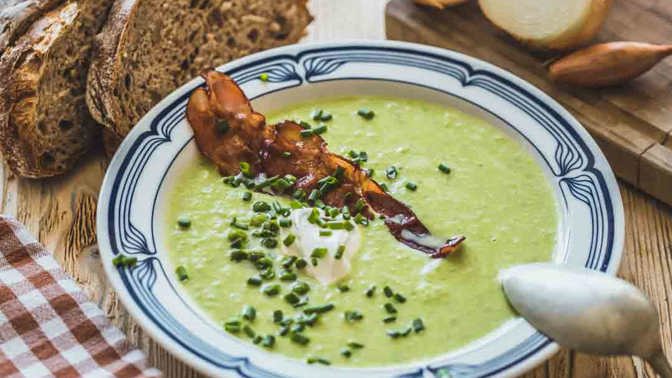 Chutný, snadný na přípravu, pažitkou posypaný a slaninou ozdobený… Hráškový krém po právu patří k nejoblíbenějším polévkám a není třeba dodávat proč! 