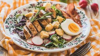 Jarní menu pro každý den: Hráškový krém, rizoto s červenou řepou nebo salát s kuřecím masem