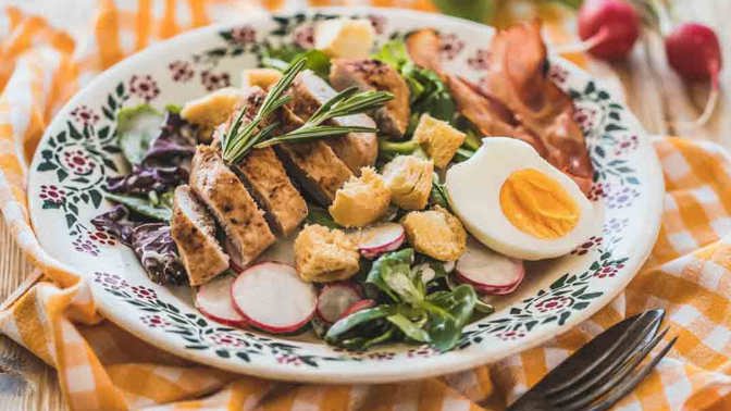 S teplejším počasím přichází i chuť na lehčí jídla, kterým jarní salát s kuřecím masem bezpochyby je. 