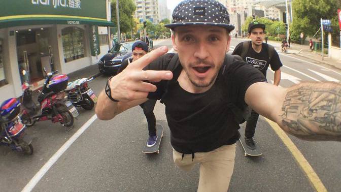 Tomáš jezdí po světě, kde skejtuje.