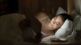 Koukání na tablet ve tmě je škodlivé.