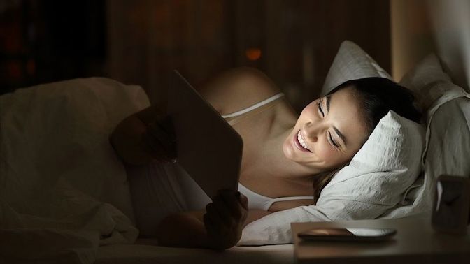 Koukání na tablet ve tmě je škodlivé.