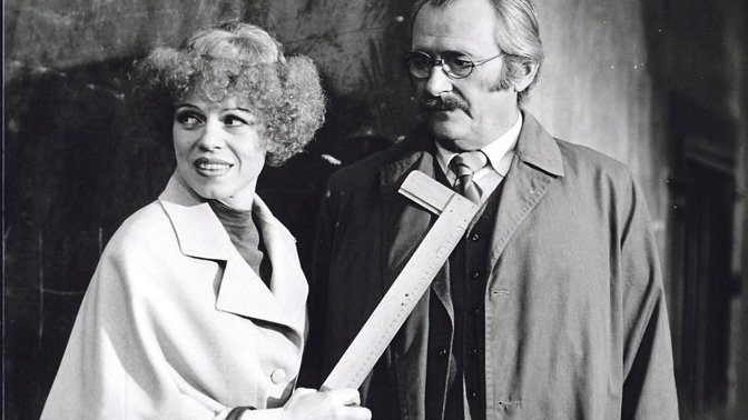 Scény ve třídě se natáčely během pololetních prázdnin ve škole v pražské Dušní ulici. Herci se tam pokaždé scházeli už v osm hodin ráno. Zpoždění měl vždy Josef Kemr, který chodil až o půl deváté, protože nikdy nevynechal ranní návštěvu kostela.