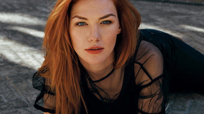 Debbi, česko-německá zpěvačka s fascinující hřívou a očima.