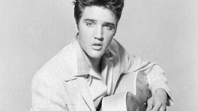 Legendární účes Elvise Presleyho byl přesně tento - vlna, kotlety a kytara.