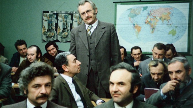 Postava žáka, který může odpovídat jen tehdy, když chodí, je vytvořena podle Františka Sviatka, bývalého spolužáka Zdeňka Svěráka ze studentských let.