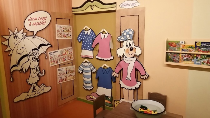 V jednotlivých místnostech domku budou připravena další interaktivní pracoviště nezávislá na plnění úkolů ve hře. Mezi ně bude patřit Myšpulínova laboratoř, Fifinčina kuchyně a šatník, Bobíkova posilovna a Pinďova strašidelná stezka. Nakonec děti doputují k pokladu a získají zaslouženou odměnu.