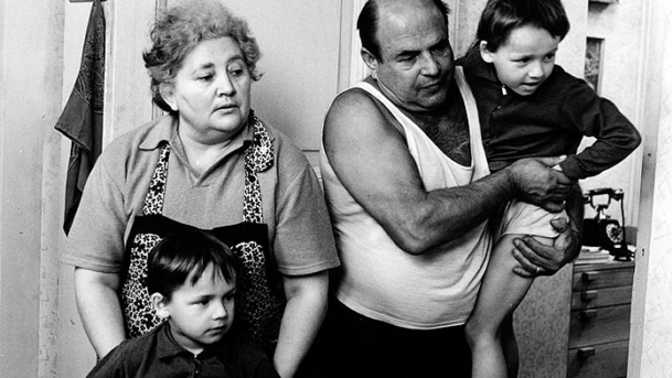 Děda Homolka s vnoučaty v tmavě modrých teplákových soupravách