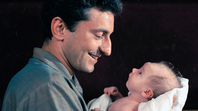 Mozaikovitá epopej s trpkým humorem a s prvky retro stylu se bohužel nevyhnula jisté roztříštěnosti, která výsledné podívané ubírá částečně na atmosféře i na dramatickém tahu. 