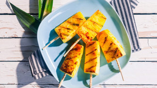 Grilovaný ananas s chilli:

Suroviny:

ananas 2 kusy,
chilli sušené 1/2 lžičky,
med 3 lžíce,
řecký jogurt 1 kelímek,
dýňová semínka 2 lžíce.

Postup:

Ananasy oloupejte a nakrájejte na centimetrové plátky. Rozložte je do zapékací misky nebo na plech, posypte vločkami sušeného chilli a pokapejte medem. Dejte do trouby vyhřáté na 180 °C a pečte 15 minut. Potom zapněte v troubě gril a na nejvyšší teplotu grilujte 5 minut. Dezert ale raději hlídejte, med bude na ananasu karamelizovat a mohl by se připálit.