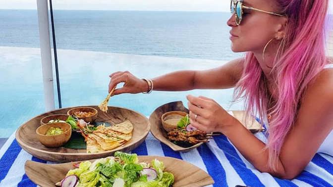 Nela Slováková zvažovala růžové vlasy dost dlouho, bála se totiž, že by se jí to třeba nemuselo líbit a vypadala by otřesně. Nakonec se masku rozhodla vyzkoušet na dovolené na Bali a úplně se do změny zamilovala. 