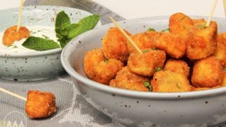 Lilkový snack s jogurtem:

Suroviny:

lilek 2 ks,
parmazán,
vejce,
hladká mouka,
strouhanka,
sůl,
olej na smažení.

Jogurtový dip:

hustý bílý jogurt,
česnek 1 stroužek na 1 malý jogurt,
máta,
sůl.

Postup:

Lilek oloupejte, nakrájejte na kostky cca 1,5 x 1,5 cm, osolte a nechte v cedníku asi hodinu vykapat. Pak ho osušte papírovou utěrkou.
Mezitím připravte dip. Do jogurtu vmíchejte najemno posekané lístky máty, rozdrcený česnek a podle chuti osolte. Dejte vychladit do lednice.
Připravte si klasicky suroviny na trojobal, jen s rozdílem, že do strouhanky přidáte na velmi jemno nastrouhaný parmazán.
Rozšlehané vajíčko ještě trošku osolte a můžete malinko naředit vodou. A pak už klasicky obalujte – mouka, vejce a strouhanka s parmazánem.
Smažte v dostatečné vrstvě rozpáleného oleje tak, aby kostky plavaly a smažily se rovnoměrně ze všech stran. Vyndejte krásně zlatavé kostičky na papírové utěrky a nechte přebytečný olej odsát.
Podávejte s vychlazeným dipem.