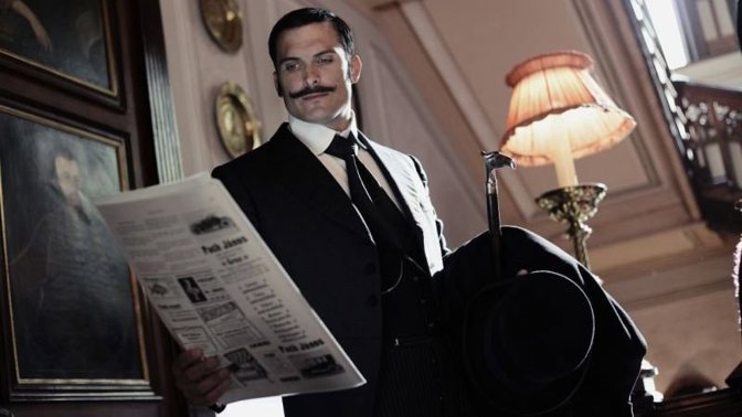 Mladý, přesto již svými moderními vyšetřovatelskými metodami a úspěchy proslavený detektiv Jánoš Marton (Ján Koleník) z Pešti přijíždí na zámek Betliar řešit tajemnou brutální vraždu služky.