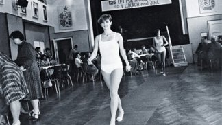 I za komunismu toužila děvčata chodit po molu a usmívat se v záři reflektorů.