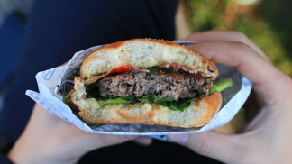 Pokud si chcete udělat kvalitní a chutný domácí burger, na mase a ingrediencích nešetřete.