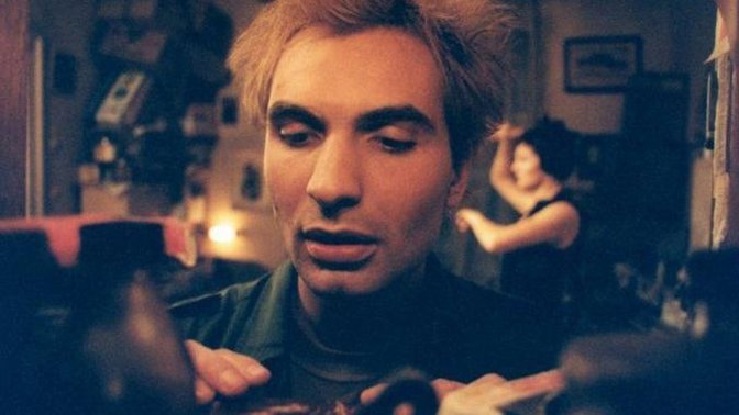 Nezapomenutelnou postavičkou filmu je také oddaný milovník marihuany Jakub. Žije si ve svém světě a neřeší.