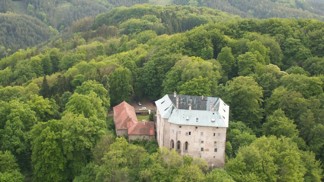 Ve východní části Kokořínských lesů nalezneme nejstrašidelnější hrad v republice, který vyděsil i slavného českého básníka Karla Hynka Máchu. Je jím tajuplný hrad Houska, jenž láká návštěvníky legendami o průrvě do samotného pekla.