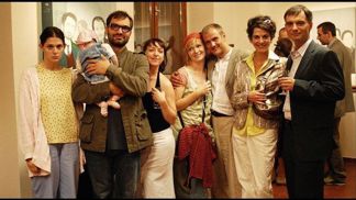 Jirka je majitelem galerie a jeho žena Vanda vede cukrárnu.