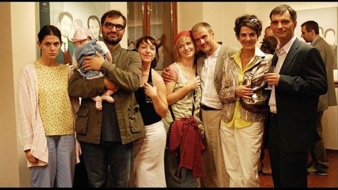 Jirka je majitelem galerie a jeho žena Vanda vede cukrárnu.