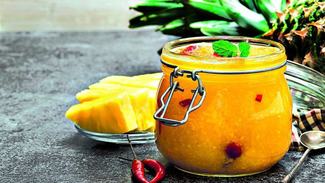 Ananasová hořčice
Postup:
100 g Hořčičného semínka Labeta
60 g ananasu
160 ml vody
2 lžíce octa
3 lžíce cukru
1 lžička soli
Postup:
Očištěný a na malé kousky pokrájený ananas smícháme s hořčičným semínkem, přidáme všechny ostatní ingredience a necháme přes noc odležet v ledničce. Odleženou směs rozmixujeme a opět dáme odpočinout do chladničky. Po jednodenním odležení můžeme podávat. Hořčici skladujeme v uzavřené sklenici v chladničce.