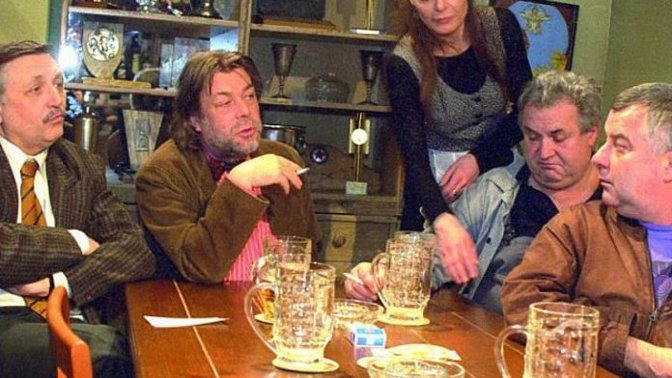 Legendární sitcom z poloviny 90. let, ve kterém se setkalo bezkonkurenční herecké obsazení.