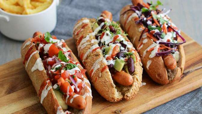 Hot dogy jsou hvězdy grilování. Začínají pomalu vytlačovat z trůnu tolik oblíbené burgery. 