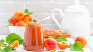 Broskvový džem:

Suroviny:

1,5 kg oloupaných vypeckovaných broskví, 330 g cukru,
1 sáček JamFixu 3:1 Labeta,
1/2 lžičky kyseliny citronové Labeta.

Postup:

Broskve oloupeme, vypeckujeme a rozemeleme nebo rozmixujeme. Přidáme cukr, sáček JamFixu 3:1, lžičku kyseliny citronové a vše důkladně promícháme. Za stálého mícháme přivedeme směs k varu a vaříme 3-5 minut. Horkým džemem plníme čisté skleničky, zavíčkujeme, obrátíme dnem vzhůru a při pokojové teplotě necháme zchladnout.

