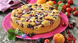 Bublanina s letním ovocem je snadná, použít na ni můžete cokoliv a skvěle chutná.