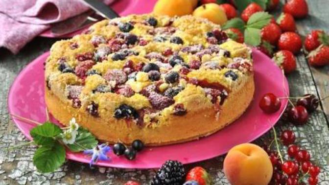 Bublanina s letním ovocem je snadná, použít na ni můžete cokoliv a skvěle chutná.