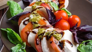 Večeře hotové do deseti minut. Nejlepší recepty na omeletu, salát či tortillu