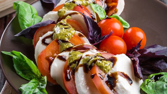 Večeře hotové do deseti minut. Nejlepší recepty na omeletu, salát či tortillu