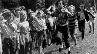 Pějme píseň dohola je česká filmová komedie z roku 1990. Jedná se o režijní debut režiséra, producenta a člena Divadla Sklep Ondřeje Trojana i scenáristů Jana Hřebejka a Petra Jarchovského.