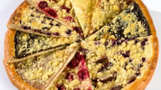 Upečte si lahodný valašský frgál a na náplň použijte ovoce ze zahrádky.