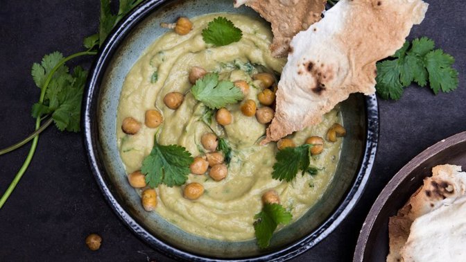 Hummus z avokáda:

Suroviny:

2 avokáda
400 g konzervy cizrny
1 lžíce olivového oleje
1/2 lžičky římského kmínu
5 g sušeného koriandru
sůl
pepř.

Postup:

Všechny uvedené ingredience rozmixujeme dohladka.

Pokud bude směs příliš hustá, zředíme ji pár lžícemi vody.

Hummus se skvěle hodí k čerstvé nakrájené zelenině, celozrnným opečeným tortillám a nebo jako husttí dresink do salátů.