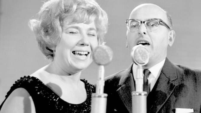 Od konce 40. let 20. stol. vystupovala jako zpěvačka společně s manželem, který pracoval jako lékař v pražské Thomayerově nemocnici.