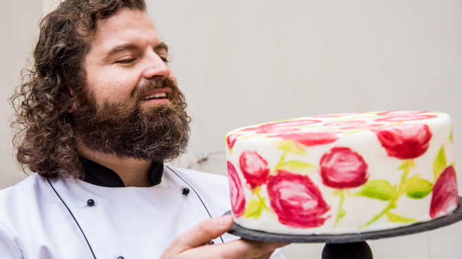 Josef Maršálek - mistr cukrářského umění - strávil sedm let v týmu nejlepších cukrářů Evropy. Ve slavném obchodním domě Harrods pekl dorty třeba i pro anglickou královnu.