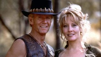 Ctižádostivá newyorská reportérka Sue Charlton chce napsat článek o Australanovi Mikovi Dundeem, který přežil útok velkého krokodýla.