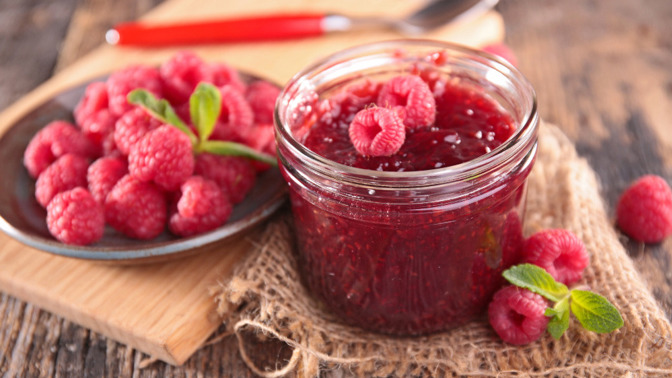 Malinový džem s kapkou rumu:
Suroviny:
1 kg malin,
želírovací cukr 2:1 Labeta,
200 ml rumu,
1 lžička kyseliny citronové Labeta.
Postup:
Omyté maliny smícháme s želírovacím cukrem 2:1, přivedeme k varu a krátce povaříme. Necháme chvilku vychladnout a přidáme rum a kyselinu citronovou. Znovu prohřejeme do zhoustnutí. Hotovým džemem plníme čisté vyvařené sklenice. Zavíčkujeme, postavíme dnem vzhůru a při pokojové teplotě necháme zchladnout.