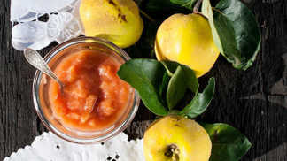 Marmeláda z duly:
Suroviny:
1 kg kdoulí
500 g cukru
1 kousek celé skořice
2 lžíce citronové šťávy
voda na podlití.
Postup:
Kdoule dobře omyjeme, odstraníme jádřince a rozkrájíme nahrubo. Kousky lehce podlijeme vodou, přidáme celou skořici a dusíme doměkka.
Jakmile jsou kdoule měkké, vyndáme skořici, rozmixujeme je ponorným mixérem a propasírujeme přes síto (abychom odstranili tvrdé hrudky, podobné jako u hrušek).
Kdoulové pyré vrátíme zpět do hrnce a přidáme cukr - dáme vždy polovinu cukru, než váží protlak (např. 500 g cukru na 1000 g protlaku nebo 600 g cukru na 1200 g protlaku). Cukr nám marmeládu trochu naředí, pokud je přesto příliš hustá, můžeme přidat trochu vody. Směs s cukrem provaříme a přidáme citronovou šťávu.
Horkou marmeládu plníme do skleniček a ty potom zavařujeme po dobu 15 minut v hrnci napůl ponořené ve vřící vodě. Pokud máme sklenice dobře umyté nemusíme marmeládu zavařovat, ale můžeme do nich horkou marmeládu naplnit a pouze je otočit dnem vzhůru do vychladnutí.