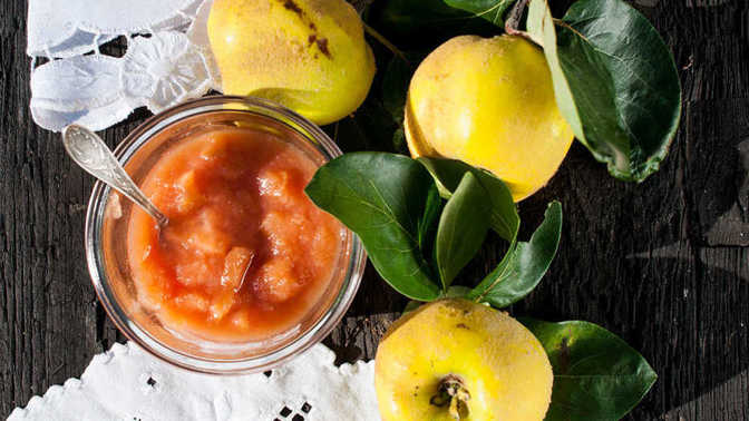 Marmeláda z duly:

Suroviny:

1 kg kdoulí
500 g cukru
1 kousek celé skořice
2 lžíce citronové šťávy
voda na podlití.

Postup:

Kdoule dobře omyjeme, odstraníme jádřince a rozkrájíme nahrubo. Kousky lehce podlijeme vodou, přidáme celou skořici a dusíme doměkka.

Jakmile jsou kdoule měkké, vyndáme skořici, rozmixujeme je ponorným mixérem a propasírujeme přes síto (abychom odstranili tvrdé hrudky, podobné jako u hrušek).

Kdoulové pyré vrátíme zpět do hrnce a přidáme cukr - dáme vždy polovinu cukru, než váží protlak (např. 500 g cukru na 1000 g protlaku nebo 600 g cukru na 1200 g protlaku). Cukr nám marmeládu trochu naředí, pokud je přesto příliš hustá, můžeme přidat trochu vody. Směs s cukrem provaříme a přidáme citronovou šťávu.

Horkou marmeládu plníme do skleniček a ty potom zavařujeme po dobu 15 minut v hrnci napůl ponořené ve vřící vodě. Pokud máme sklenice dobře umyté nemusíme marmeládu zavařovat, ale můžeme do nich horkou marmeládu naplnit a pouze je otočit dnem vzhůru do vychladnutí.