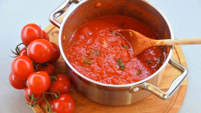 Rajčatová omáčka na těstoviny:

Suroviny:

1/2 ks cibule 
česnek 8 stroužků
olivový olej 3 lžíce
čerstvá rajčata 900 g
bílé víno 3 lžíce
sůl 1 lžička + na osolení vody
čerstvě mletý pepř 1/2 lžičky
čerstvé lístky bazalky 9 ks
nastrouhaný parmazán.

Postup:

Vodu v hrnci osolte a přiveďte k varu. Až se bude vařit, přisypejte špagety a uvařte je al dente.
Mezitím si připravte omáčku. Cibuli, česnek i rajčata pokrájejte a na pánvi rozehřejte olivový olej. Přidejte cibuli a asi 2 minuty restujte dosklovata. Následně snižte teplotu, přisypejte česnek a restujte ho dozlatova.
Nakonec přidejte pokrájená rajčata i se šťávou a semínky. Teplotu trochu zvyšte a přilijte bílé víno. Přiveďte k varu a vařte asi 5 minut, dokud nebudou rajčata měkká a nevytvoří se hustá omáčka.
Omáčku dochuťte solí, pepřem a nechejte ji hřát na nejnižším stupni. Uvařené špagety sceďte, přidejte k omáčce a chvíli společně povařte. 
Posypejte natrhanými čerstvými lístky bazalky a nastrouhaným parmazánem.