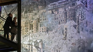 Zničené domy, smrt všude kolem. Unikátní 360° panorama ukazuje Drážďany po bombardování 1945