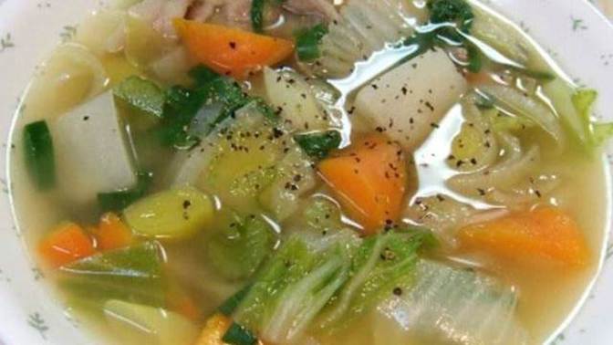 Zeleninová polévka s kedlubnou

Suroviny:

mrkev, celer, petržel, kedlubna
cibule
4 kuličky černého pepře, 4 bobkové listy, 4 kuličky nového koření, sůl

Postup:

Očištěnou a nakrájenou zeleninu dejte do hrnce s vodou a přiveďte k varu. Přidejte koření a nechte probublávat asi 1 hodinu. Poté dosolte podle potřeby a přeceďte. Zeleninu můžete dokrájet a do vývaru vrátit, nebo můžete zeleninový vývar doplnit například krupicovými knedlíčky. Samozřejmě můžete zvolit navíc jakoukoli další zeleninu podle chuti. Skvělé jsou rajčata (dodají krásnou barvu), kapusta či brambory.