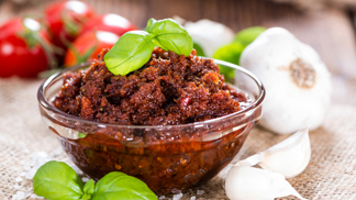 Rajčatové pesto:
Suroviny:
2 lžíce mandlí nebo piniové ořechy
200 g rajčat
5 lžic octa
2 stroužky česneku
2 lžíce strouhaného parmazánu
bazalka.
oregano
tymián.
Postup:
Rajčata rozvaříme v trošce vody s octem. Polovinu rajčat a ořechy rozmixujeme na pyré, vše dochutíme utřeným česnekem a parmazánem. Mícháme na trošce oleje, dochutíme bazalkou, oreganem, tymiánem… Mícháme, až se svaří na hustotou omáčku.
Pokud děláme do rezervy, plníme ještě horké do skleniček (z kila rajčat se naplní 2 malé zavařovačky). Je to vlastně hustá omáčka, kterou můžeme použít na chleba, potřít s ním brambory nebo zeleninu před grilováním, jako náplň a samozřejmě po italsku na těstoviny.