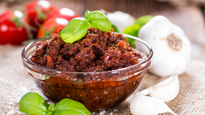 Rajčatové pesto:

Suroviny:

2  lžíce mandlí nebo piniové ořechy
200  g rajčat
5  lžic octa
2  stroužky česneku
2  lžíce strouhaného parmazánu
bazalka.
oregano
tymián.

Postup:

Rajčata rozvaříme v trošce vody s octem. Polovinu rajčat a ořechy rozmixujeme na pyré, vše dochutíme utřeným česnekem a parmazánem. Mícháme na trošce oleje, dochutíme bazalkou, oreganem, tymiánem… Mícháme, až se svaří na hustotou omáčku.

Pokud děláme do rezervy, plníme ještě horké do skleniček (z kila rajčat se naplní 2 malé zavařovačky). Je to vlastně hustá omáčka, kterou můžeme použít na chleba, potřít s ním brambory nebo zeleninu před grilováním, jako náplň a samozřejmě po italsku na těstoviny.