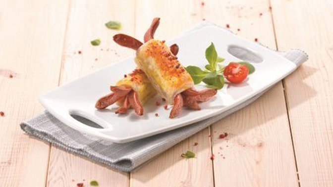 Rolády z listového těsta

Suroviny:

dijonská hořčice a kečup podle chuti
1 vejce
sezamová semínka nebo kmín na posypání
listové těsto

Příprava:

Troubu předehřejte na 180 °C. Párky na koncích nařízněte do růžiček. Těsto rozdělte na polovinu, z každé vyválejte tenký plát, který rozřežte na 8 dílů. Ty potřete hořčicí nebo kečupem a zabalte do nich párečky tak, aby naříznuté konce vykukovaly ven. Vyrovnejte je na plech vyložený pečicím papírem, potřete vejcem, posypejte sezamem nebo kmínem a pečte 12 až 15 minut. Párkové rolky jsou dobré teplé i studené. Podávejte s pivem a salátem.
