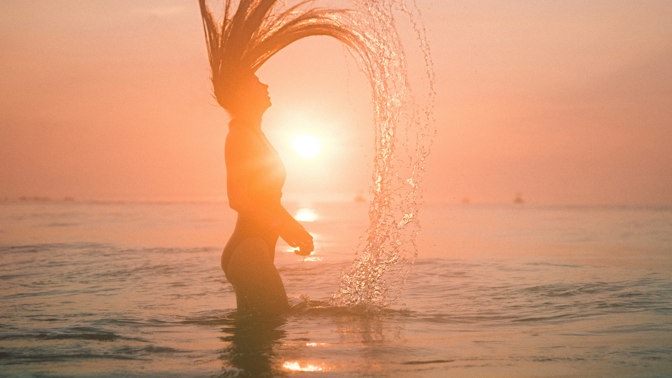 Hydratační séra a oleje. Vlasoví pomocníčci pro nádhernou hřívu