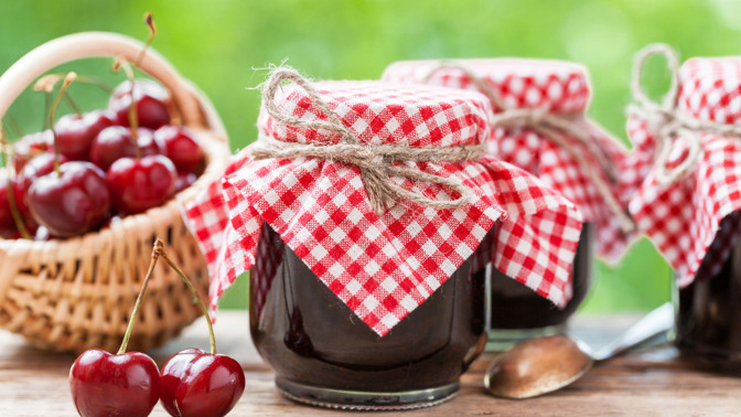 Višňový džem s borůvkami a rybízem:

Suroviny:

600 g višní,
300 g borůvek,
150 g červeného rybízu,
1000 g cukru,
1 a půl balíčku ovocného pektinu Labeta.

Postup:

Nejprve ovoce omyjeme pod slabým proudem vody. Višně vypeckujeme, kuličky rybízu obereme ze stopek a vše smícháme s borůvkami. Směs ovoce rozmixujeme a propasírujeme přes síto, abychom se zbavili slupek a drobných peciček. Cukr promícháme s ovocným pektinem a vsypeme do propasírovaného ovoce. Důkladně promícháme, za stálého míchání přivedeme k varu a povaříme asi 3-5 minut. Hotový džem lijeme do čistých skleniček, zavíčkujeme, postavíme dnem vzhůru a necháme zchladnout. Džem skladujeme nejlépe na suchém, temném a chladném místě.

